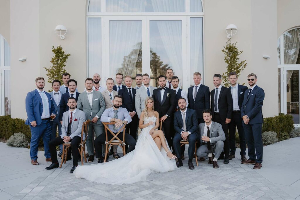 Großes Gruppenfoto vor Der Cobenzl mit Blick über Wien