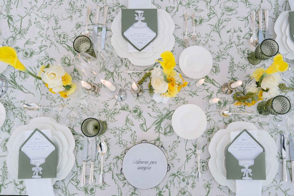 Editorial Top-Down-Aufnahme des Hochzeitstisches in der Orangerie von Schloss Freudenstein Südtirol