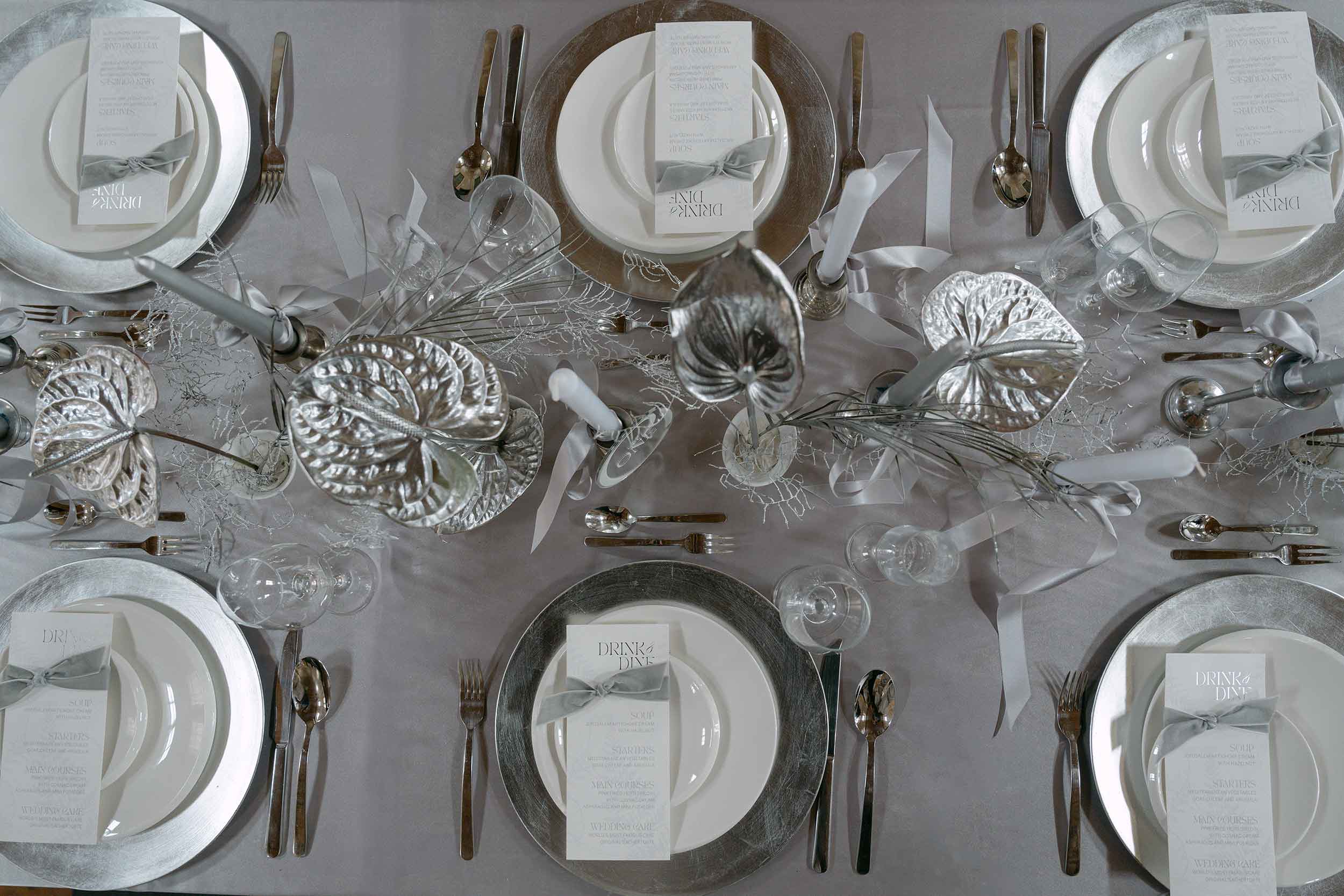 Detailaufnahme eines silbernen Hochzeitstischs – elegante Dekoration und luxuriöse Atmosphäre