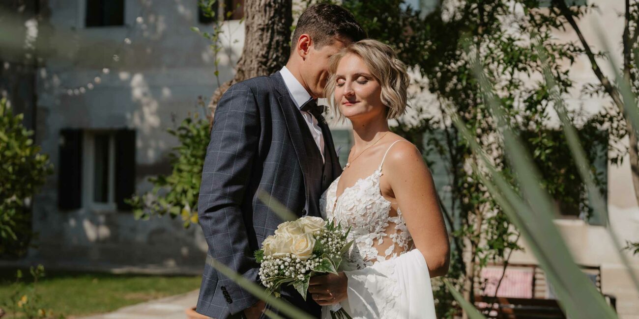 Paarfotos zwischen den Palmen in Italien– Hochzeitsfotograf Italien