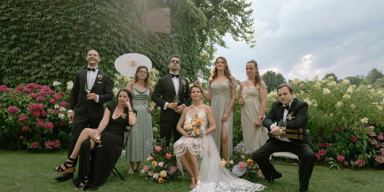 Elegantes Hochzeits-Gruppenfoto im Bridgerton-Stil in Italien – zeitlose Hochzeitsfotografie