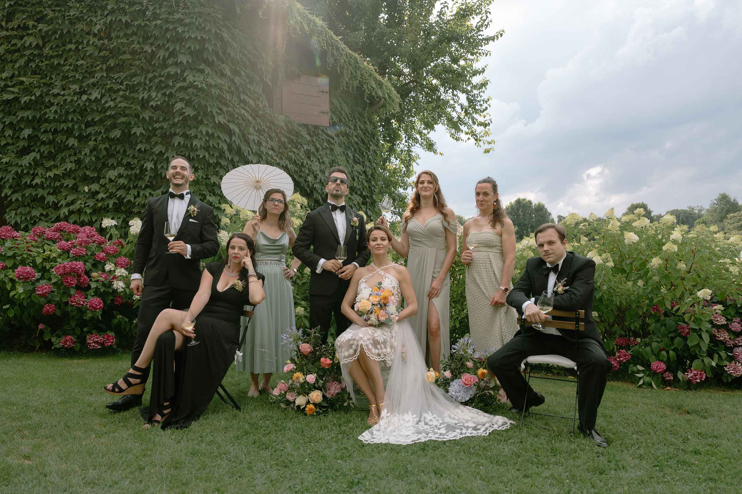 Elegantes Hochzeits-Gruppenfoto im Bridgerton-Stil in Italien – zeitlose Hochzeitsfotografie