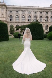 First Look vor dem Kunsthistorischen Museum Wien – Bräutigam wartet auf seine Braut