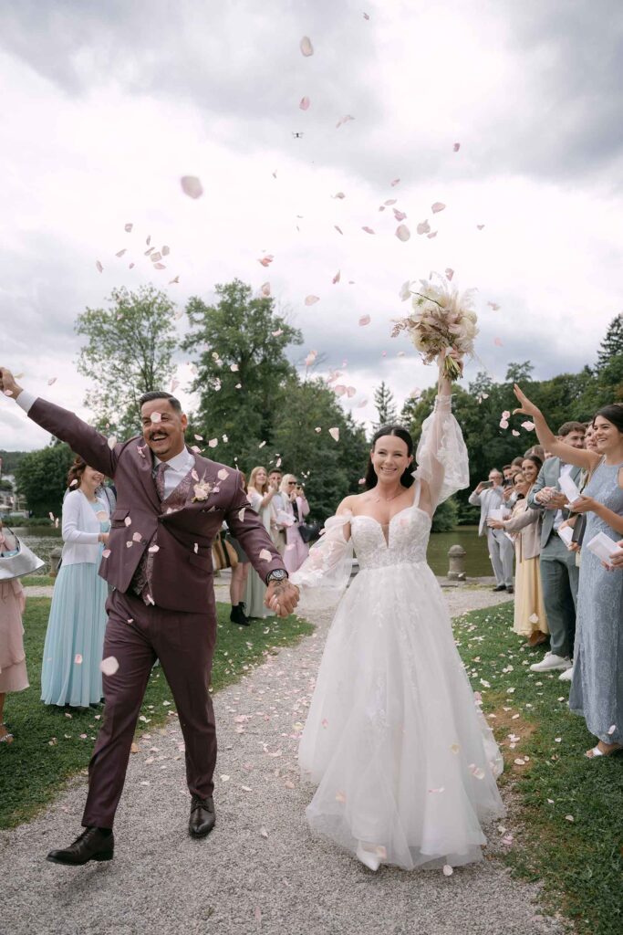 Jubelnder Auszug nach der Trauung am See in Hernstein