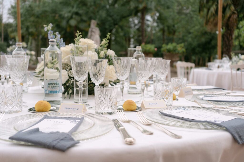 Festlich gedeckter Hochzeitstisch mit floraler Dekoration im Innenhof des Castello di Spessa