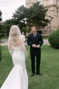 Emotionale Reaktion des Bräutigams beim First Look auf die Braut