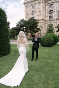 Emotionale Reaktion des Bräutigams beim ersten Blick auf die Braut