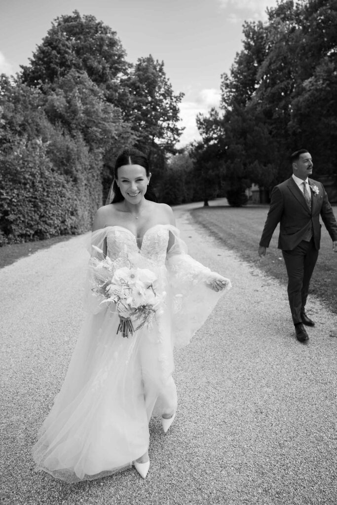 Schwarzweiß-Momentaufnahme des Brautpaares beim Brautpaar-Shooting im Schlossgarten