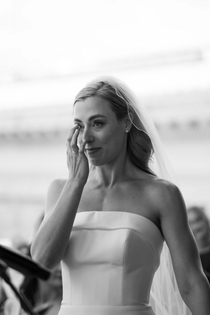 Gerührte Braut mit Tränen in den Augen während der standesamtlichen Trauung auf der Terrasse des Österreichisches Parlament