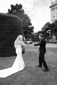 Schwarzweißaufnahme des First Looks vor historischer Wiener Architektur