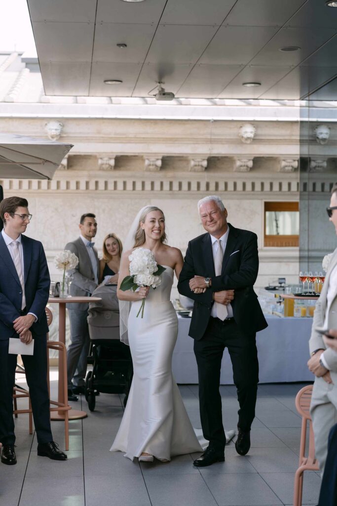 Einzug der Braut mit ihrem Vater auf der Terrasse des Österreichischen Parlaments in Wien