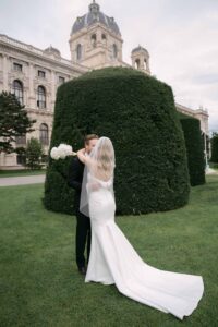 Brautpaar im Garten vor dem Kunsthistorischen Museum Wien