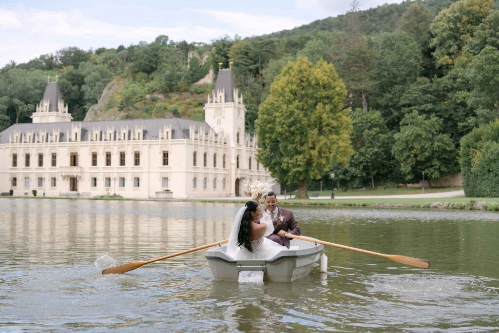 Brautpaar im Ruderboot auf dem See vor Schloss Hernstein