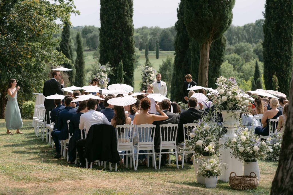 Gäste verfolgen gerührt die freie Trauung im Castello di Spessa