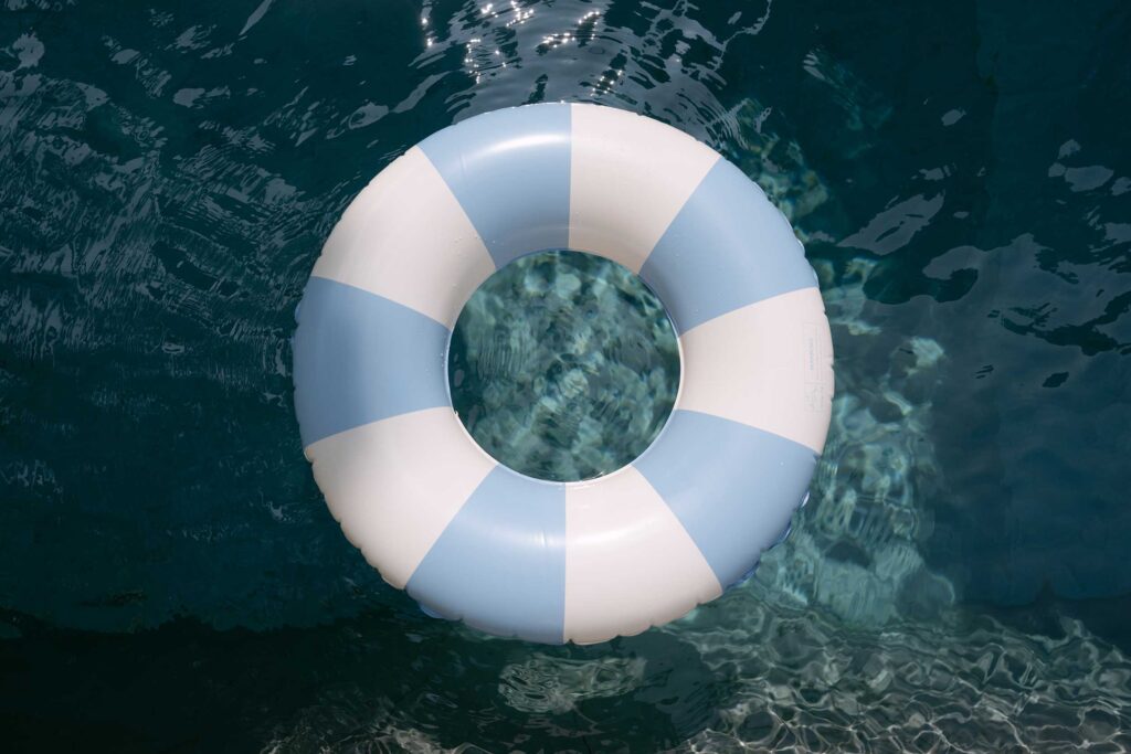 Blau-weißer Schwimmring im Pool bei der Wedding Pool Party