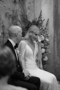 Braut mit Tränen der Rührung bei der Zeremonie an der Côte d’Azur