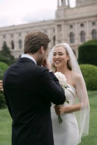 Close-up des Brautpaares beim First Look