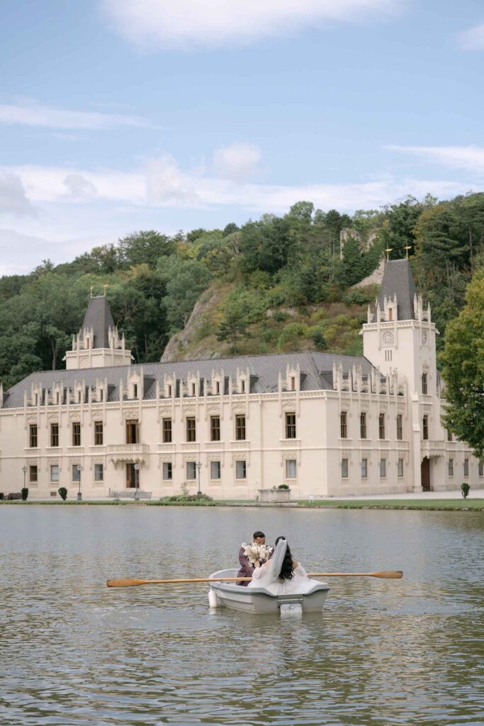 Schloss Hernstein mit See und Brautpaar im Boot in Niederösterreich